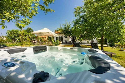 Ferienhaus mit Whirlpool und eingezäuntem