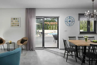 Moderne Villa mit privatem Pool, eingezäuntem