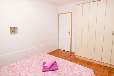 Ferienhaus mit Terrasse und Pool