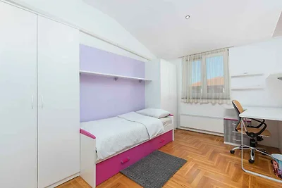 Modern eingerichtetes Apartment für vier Pers