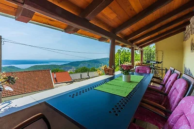 Villa mit Swimmingpool und Sonnenterrasse mit