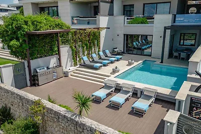 Villa mit Pool und Klimaanlage
