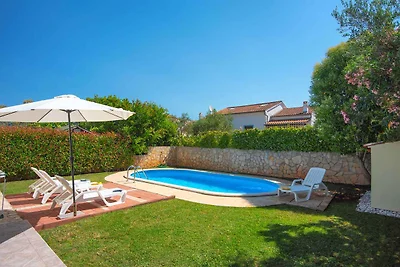 Villa mit Pool in Strandnähe