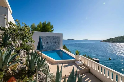 Ferienhaus mit Pool und Meerblick