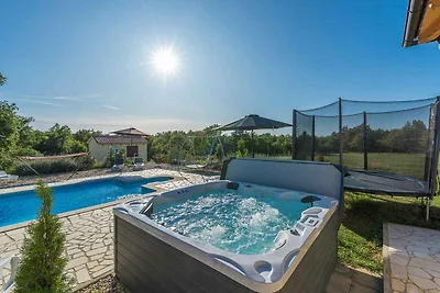 Villa mit Pool und Klimaanlage