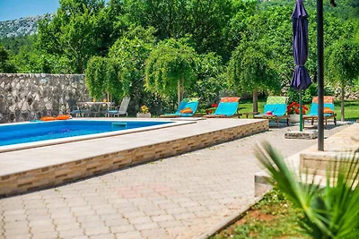 Villa mit Pool und Garten