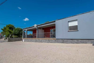 Gemütliche Ferienwohnung AS in Vodice mit Gar