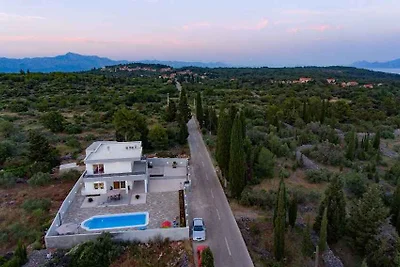 Villa mit Pool und Klimaanlage