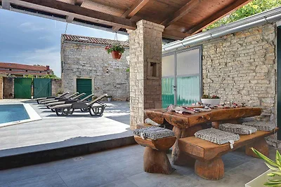 Villa mit Terrasse und Pool