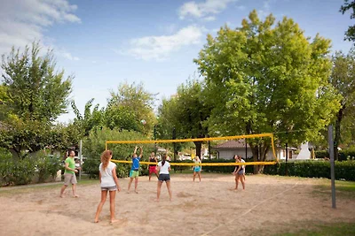 Bungalow Fitnessraum und Tennisplatz