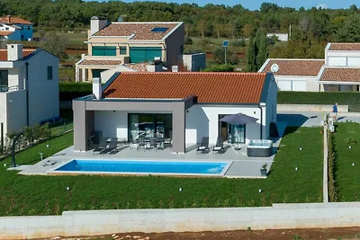 Villa mit Privatpool und Whirlpool