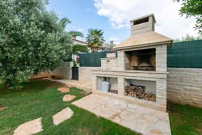 Ferienhaus mit Pool, modern eingerichtet
