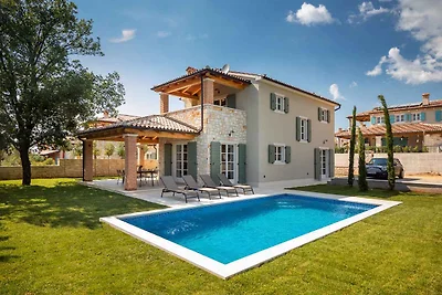 Villa mit Pool und Garten