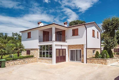 Villa mit Swimmingpool und Gartenküche