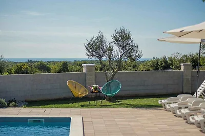 Villa mit Swimmingpool und schönem Garten