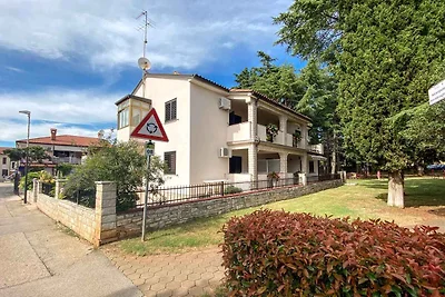 Ferienwohnung mit Terrasse mit Tisch und Stüh