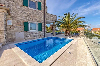 Villa mit Aussenpool und Meerblick