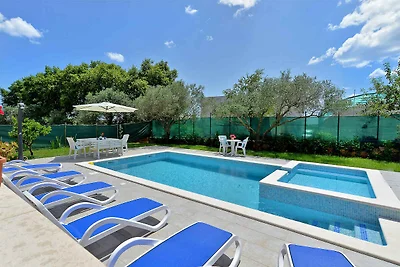 Villa mit Swimmingpool und Sonnenterrasse