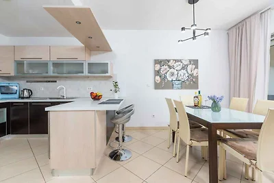 Modern eingerichtetes Apartment für vier Pers