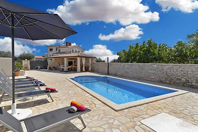 Ferienhaus mit Pool und Klimaanlage