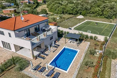 Villa mit Pool und Whirlpool
