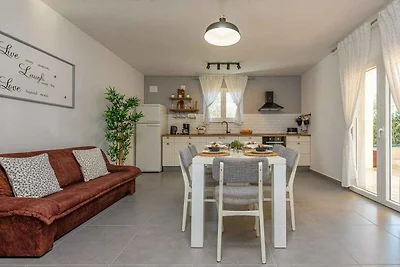 Ferienwohnung mit privatem Pool und Garten in