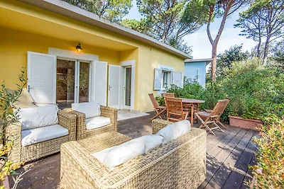 Villa mit Klimaanlage, Pool und Terrasse