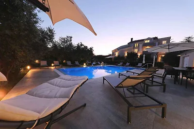 Ferienhaus mit Pool und Grill
