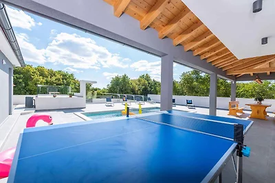 Villa mit Swimmingpool und Kinderspielplatz