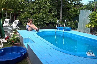 Ferienzimmer mit Pool und Klimaanlage