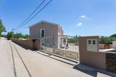 Villa mit Pool und Garten