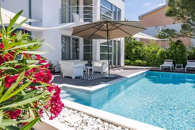Villa mit Pool und Whirlpool