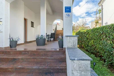 Apartment im ersten Stock eines