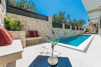 Komfortables Ferienhaus Vanja mit privatem Po