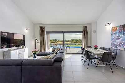 Villa mit Pool und Whirlpool