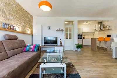 Ferienhaus mit Pool, modern eingerichtet