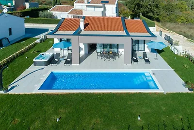 Villa mit Pool und Whirlpool