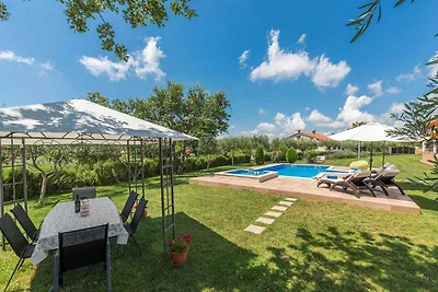 Ferienhaus mit Pool und Klimaanlage