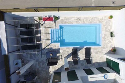 Ferienhaus mit Pool, Terrasse und Parkplatz