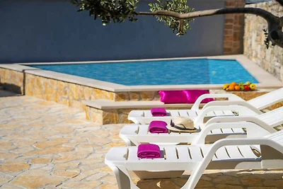 Villa mit Swimmingpool und grosser Terrasse