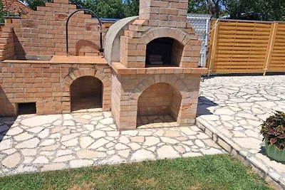 Ferienhaus mit Terrasse, Pool und Klimaanlage
