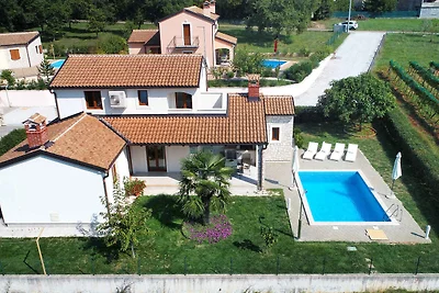 Villa mit Pool und Klimaanlage