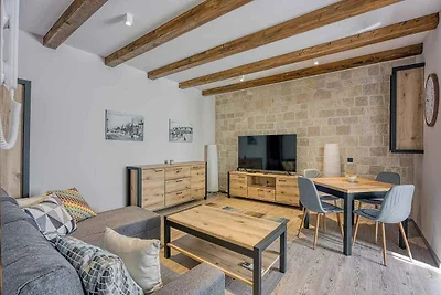 Eine neu renovierte Suite mit einem Schlafzim