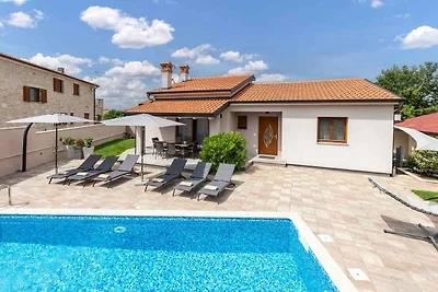 Villa mit Pool und Klimaanlage