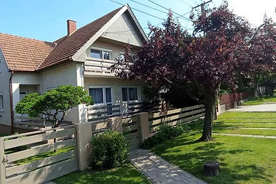 Ferienwohnung mit Klimaanlage, Balkon und Gar