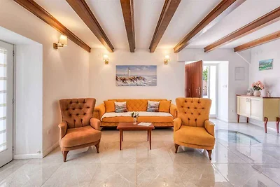 Villa mit Pool und Garten