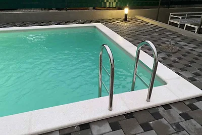 Ferienhaus mit Blick auf den Hof und den Pool
