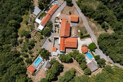Villa mit Swimmingpool und Gartenküche mit