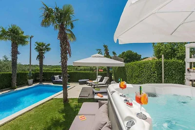 Villa mit Pool und Garten in ruhigen Dorf in 