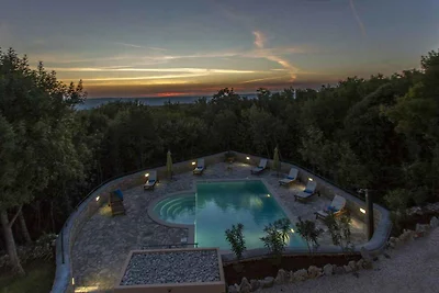 Villa mit Gemeinschaftspool und Garten
